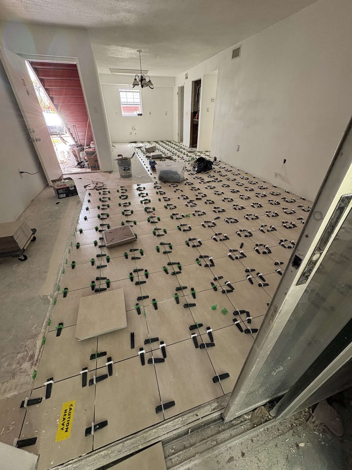Floor tile installation with leveling clips